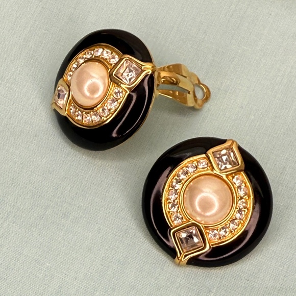 Vintage Swarovski Swan Signed Crystal, Faux Pearl, Black Enamel Clip Earrings - Picture 7 of 10